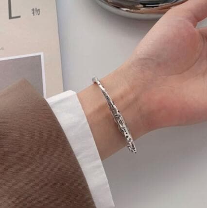 バングル 刻印デザインバングル シルバー調アクセサリー