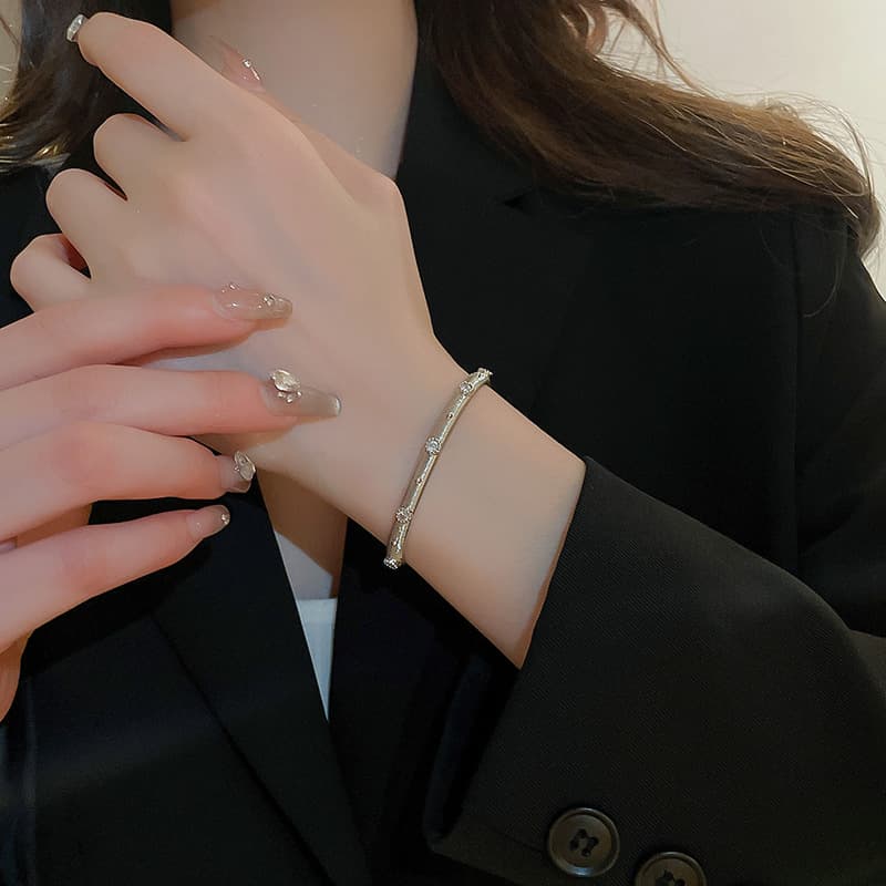高級感あるレトロバングル調節可能な個性的腕飾り ゴールド
