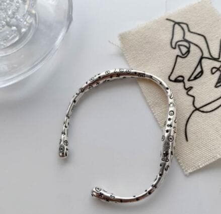 バングル 刻印デザインバングル シルバー調アクセサリー