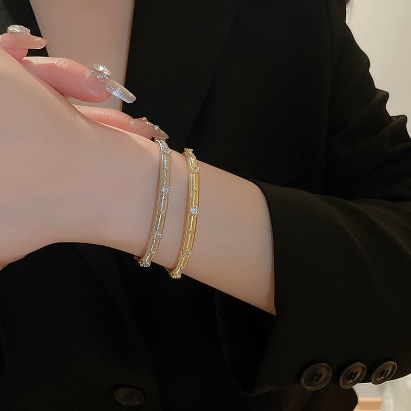 高級感あるレトロバングル調節可能な個性的腕飾り ゴールド