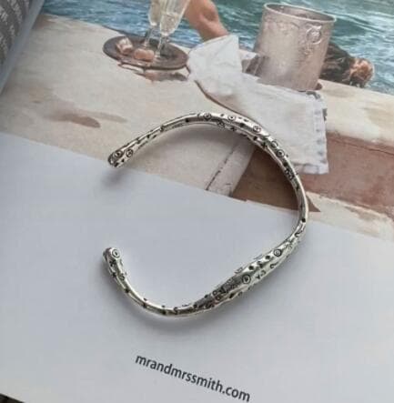 バングル 刻印デザインバングル シルバー調アクセサリー