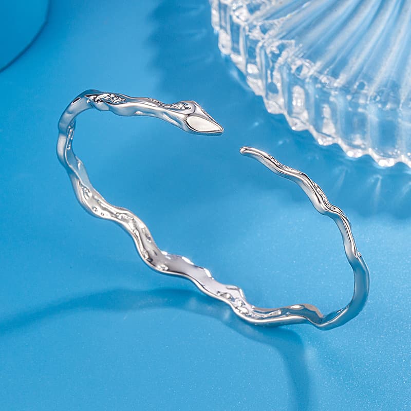バングル 女性用波模様バングル 煌めく波紋デザイン シルバー