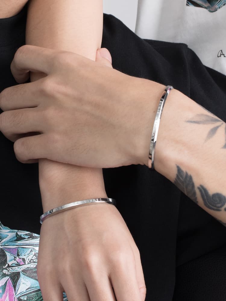 バングル 恋人同士の細身バングル 上品な刻印入りペア ステンレス